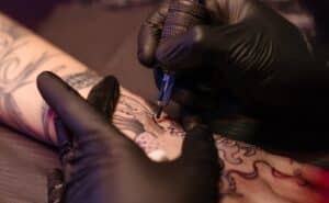 Piercings y tatuajes, ¿por qué lo hacen los adolescentes?