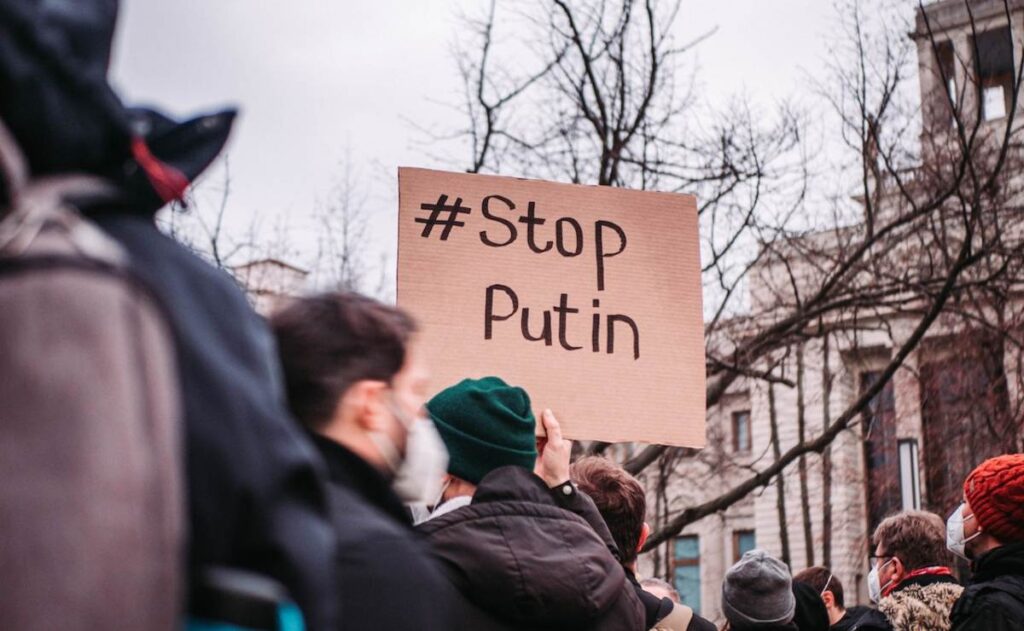Rusia obliga a universidades a izar su bandera y cantar el himno