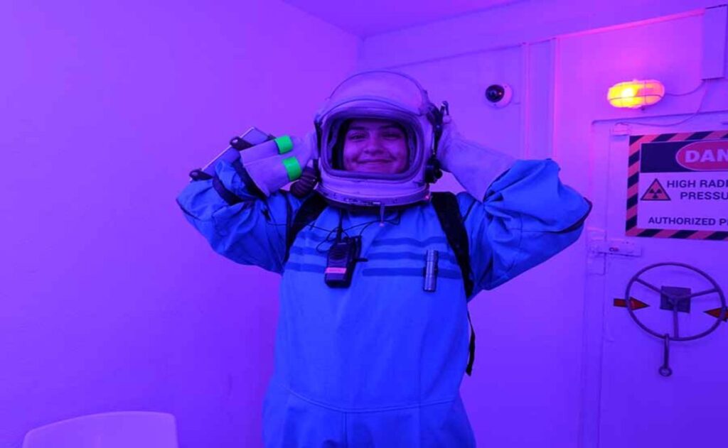 Estudiante va a misión análoga en el espacio