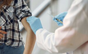 Vacunación contra Covid debe ser anual, dice universidad de EU