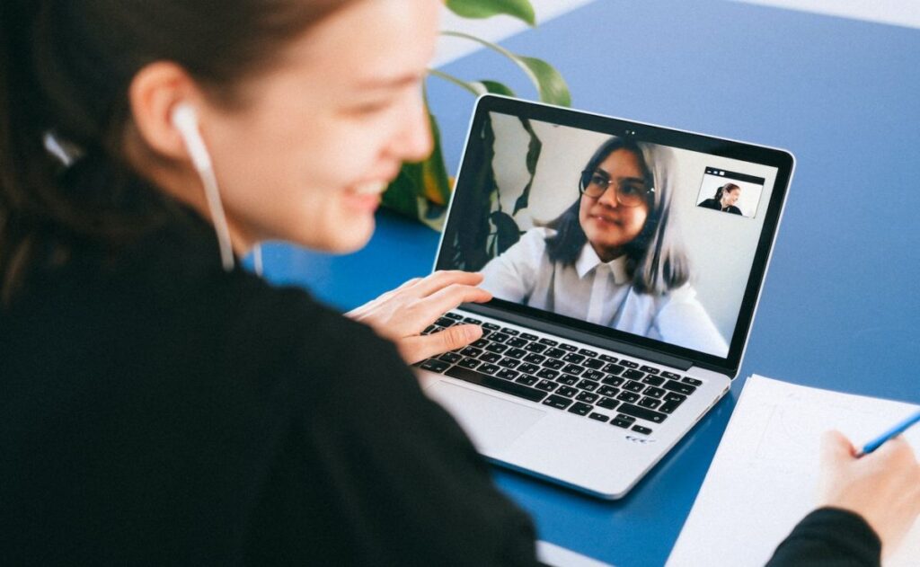 Latinos son mejores estudiando en línea