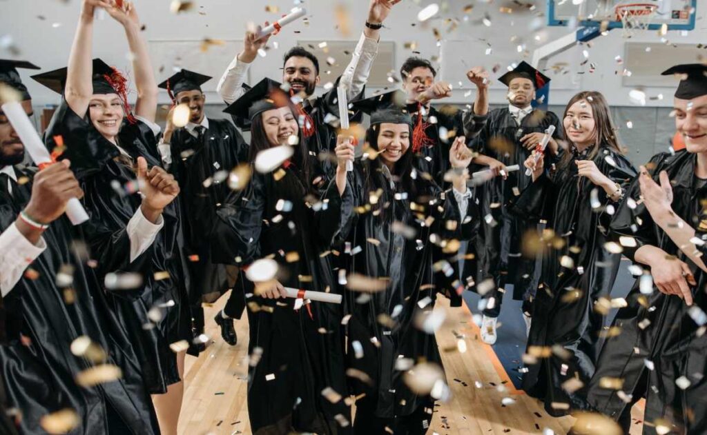 ¿Cuyo licenciado? animalito se cuela en foto de graduación