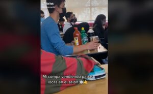 ¡Sin miedo al éxito! estudiante vende “papas locas” en salón de clases