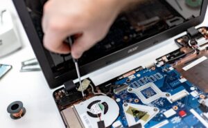 Curso gratis para aprender a reparar laptops; así te puedes inscribir