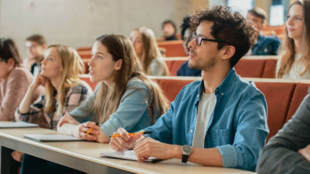 Estudia tu maestría con doble diploma en Francia; así te puedes inscribir