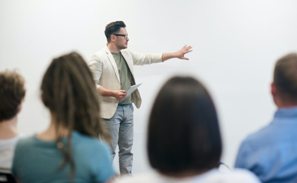 Exceso de trabajo en docentes impide el acompañamiento emocional a estudiantes