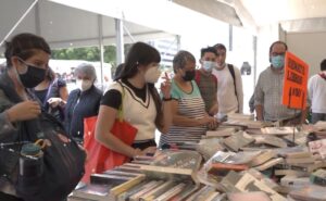 ¡Libros desde $10! Habrá remate de libros y películas en el Monumento a la Revolución