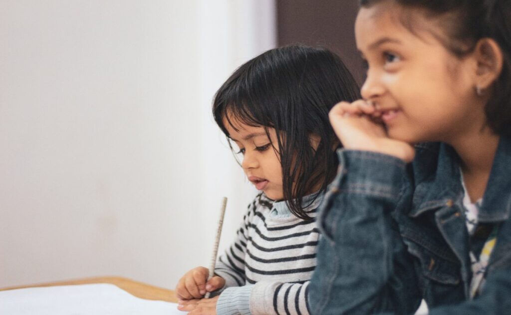 Expertas de la UNAM  enseñan a niñas cómputo y robótica