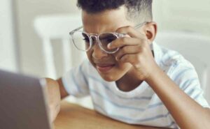 Niños usan lentes