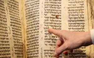 ReutersEl Códex Sasson es el ejemplar más antiguo que se conserva de un manuscrito de la Biblia hebrea.