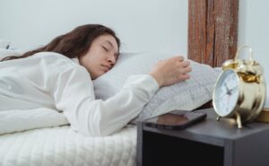 ¿Qué pasa en tu cerebro mientras duermes? Especialista explica
