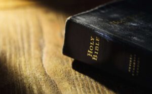 escuelas en Estados Unidos que prohibieron la Biblia por "vulgar y violenta"