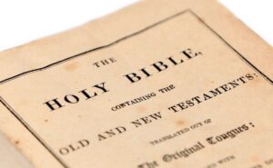 Las escuelas en Estados Unidos que prohibieron la Biblia por “vulgar y violenta”