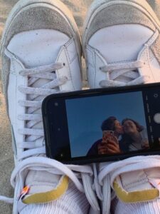 Las mejores poses para tomarte una selfie en tu universidad 