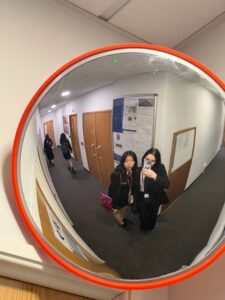 Las mejores poses para tomarte una selfie en tu universidad 