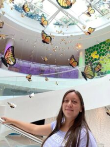 Las mejores poses para tomarte una selfie en tu universidad 