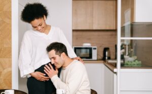¿Por qué los papás experimentan síntomas durante el embarazo de sus parejas?
