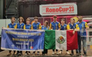 Estudiantes de la UANL ganan concurso de robótica en Francia