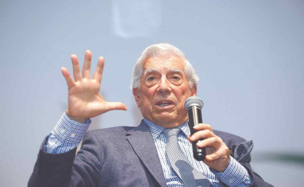 Qué estudió Mario Vargas Llosa