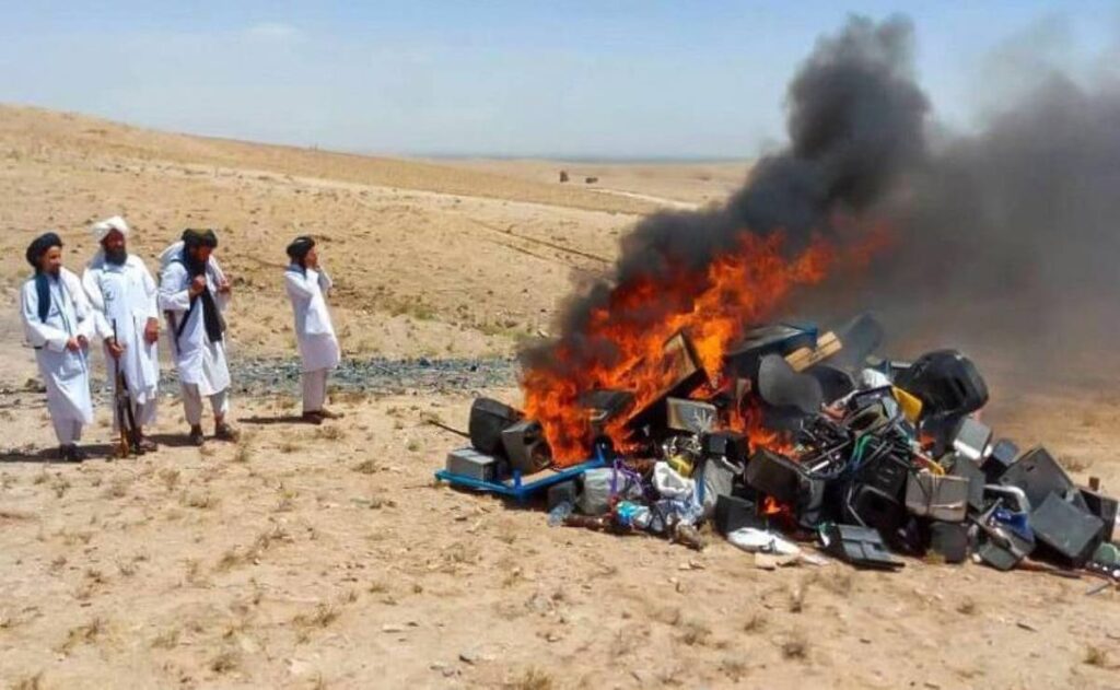foto que muestra cómo el Talibán quema instrumentos musicales