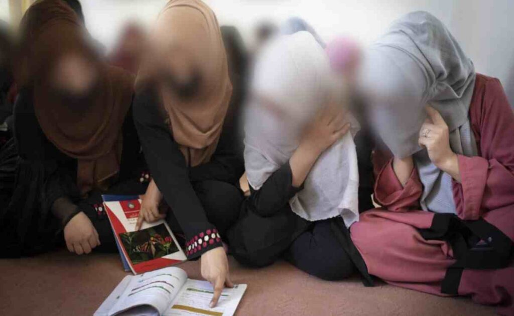 niñas que desafían el veto del Talibán en las escuelas