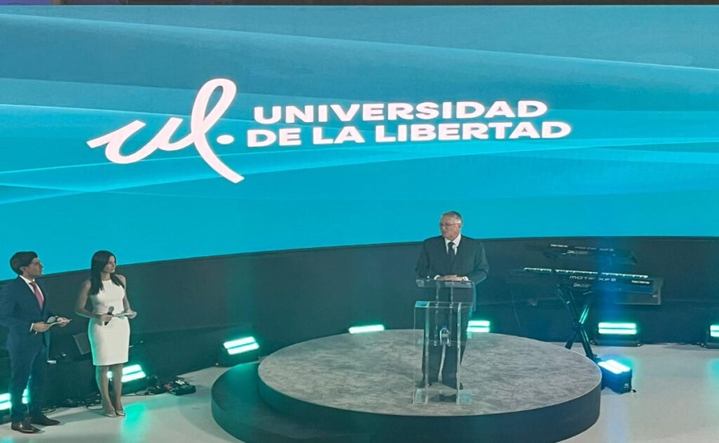 Salinas Pliego inaugura la Universidad de la Libertad