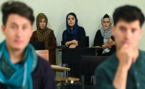 Qué es la abaya, el vestido islámico que fue prohibido en escuelas de Francia