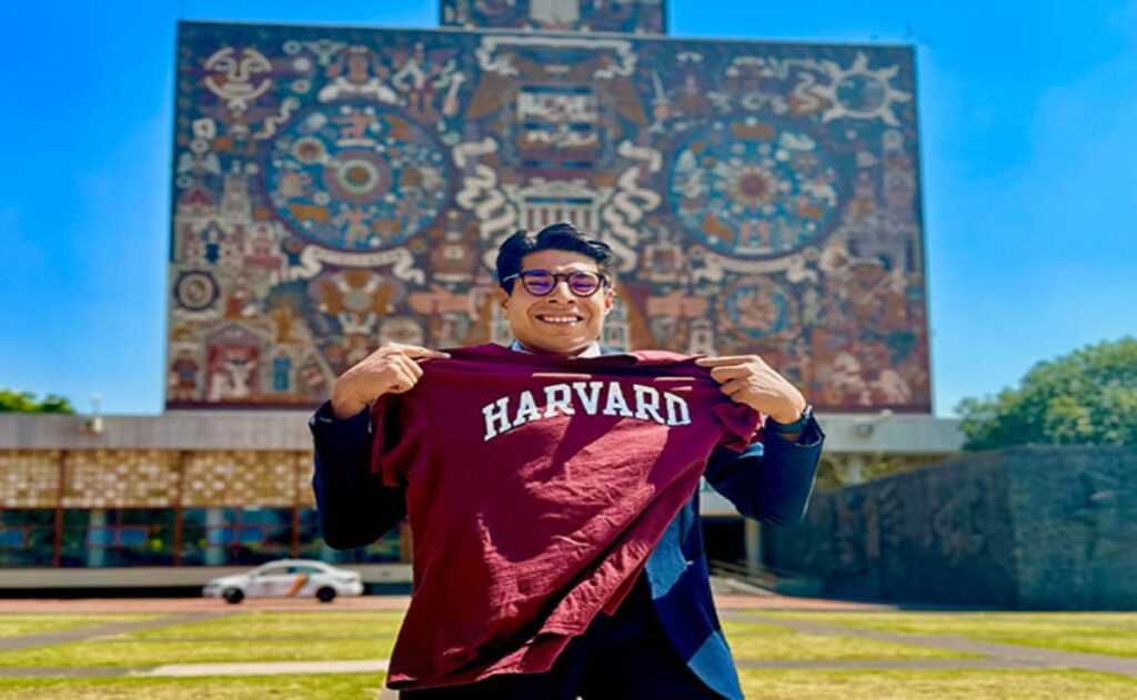 Mexicano y alumno de Harvard gana premio, conoce su historia