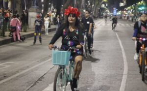 Jálate al paseo nocturno La Ruta de las Almas por Día de Muertos