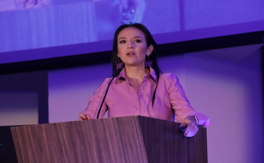Emprender con propósito: Juana Ramírez inspira a estudiantes universitarios de la UP