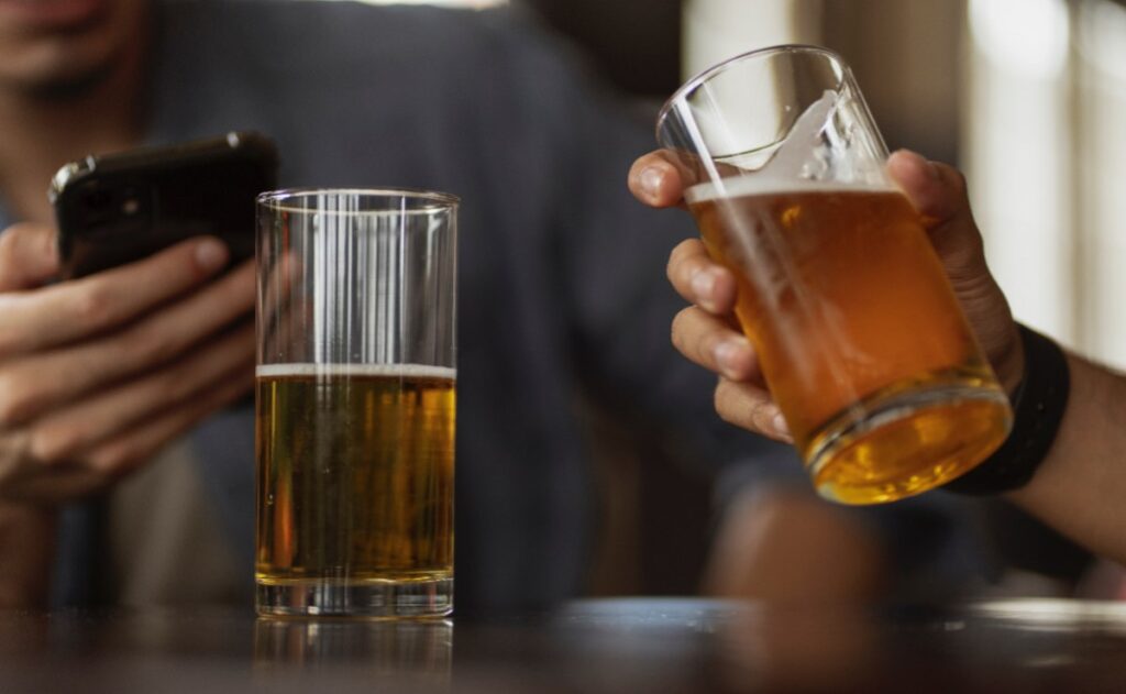 Dime cuánto alcohol tomas y la ciencia te dice cuánto beberá tu hijo adolescente