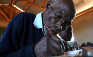 La inspiradora historia del hombre que empezó la primaria a los 84 años