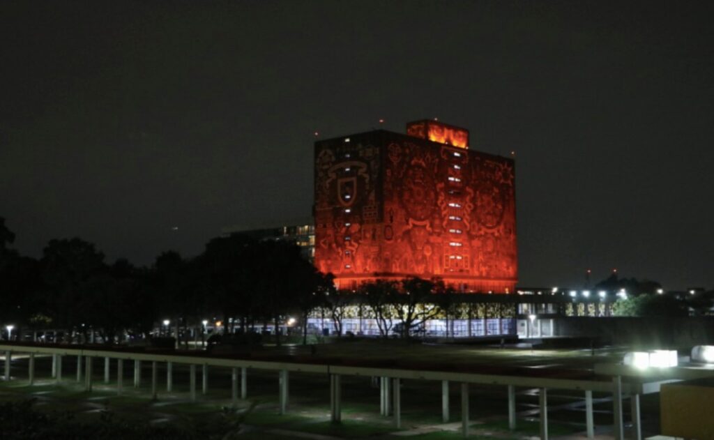 25N: Por qué la UNAM ilumina sus fachadas de naranja