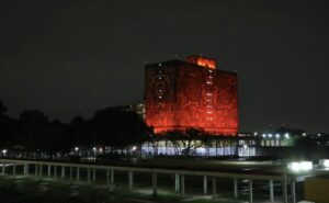 25N: Por qué la UNAM ilumina sus fachadas de naranja