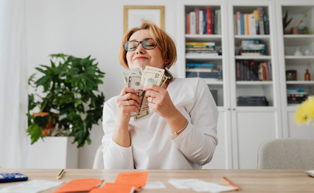 Universidad de Harvard revela cuánto dinero se debe ganar para ser feliz