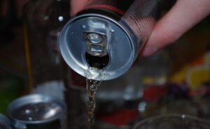 ¿Consumes bebidas energizantes? UNAM alerta sobre sus riesgos