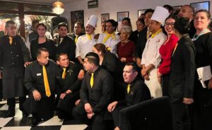 Académicos de la UNAM asisten a celebración del restaurante Allende