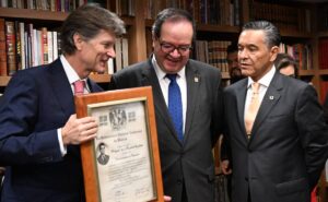 Familiares donan biblioteca de Miguel de la Madrid a la UNAM