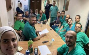 Cómo es ser la primera cirujana graduada en Gaza en medio de la guerra