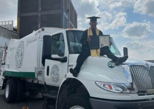 Joven que trabaja como recolector de basura se gradúa