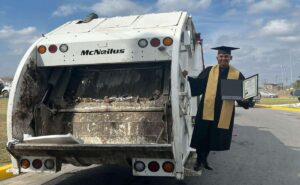 Joven que trabaja como recolector de basura se gradúa y se hace viral
