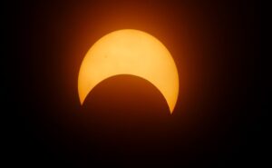 Disfruta del Eclipse de Sol con las actividades del Universum