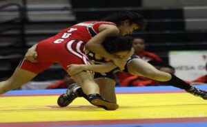 8M: participa en el encuentro de lucha femenil de la UNAM