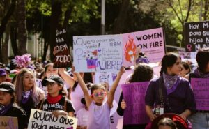 Contingentes universitarios en la marcha 8M