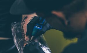UNAM revela si es recomendable tatuarte una cicatriz