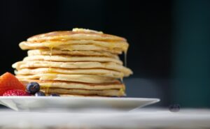 Profesor lleva hot cakes a sus alumnos y desata la felicidad