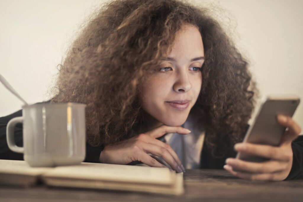 ¿Los celulares pueden provocar trastornos mentales? La Ibero responde