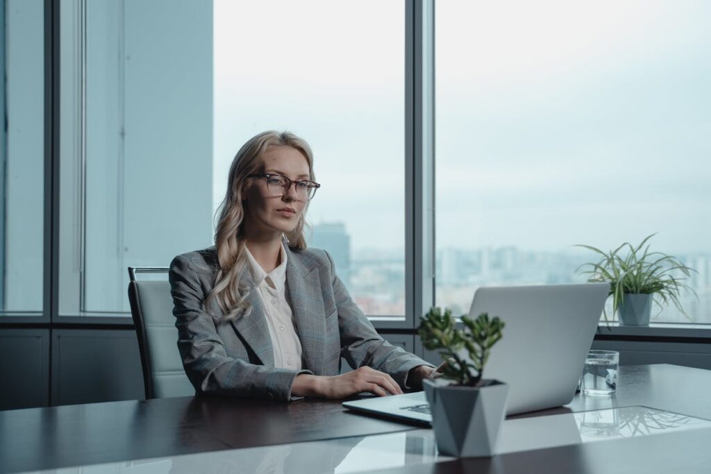 Mujer al interior de una empresa.