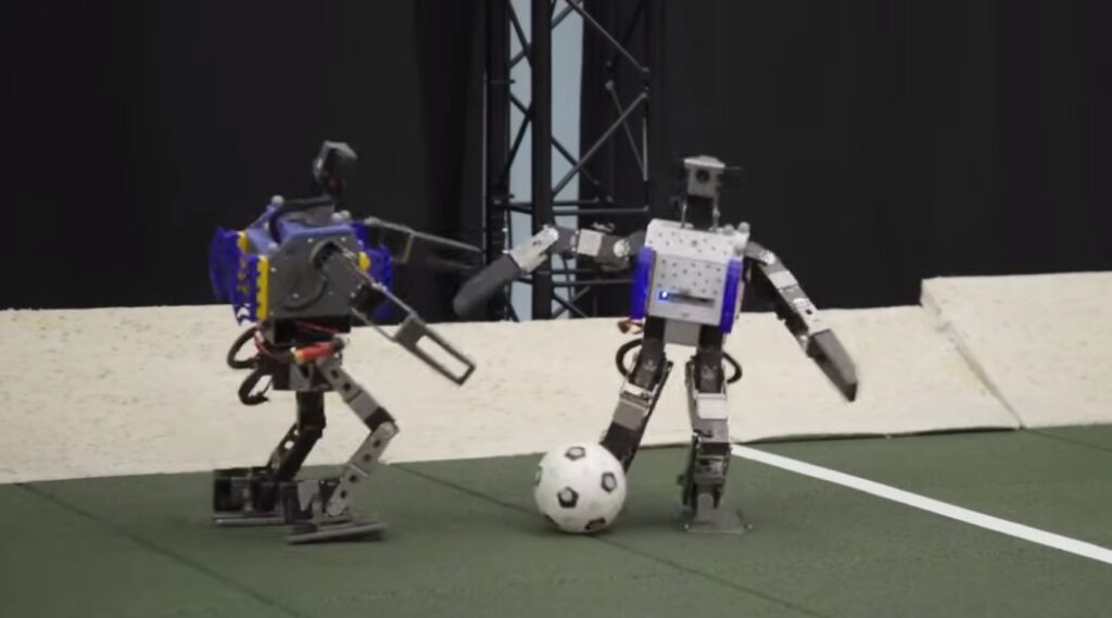 Investigadores muestran avance con robots futbolistas