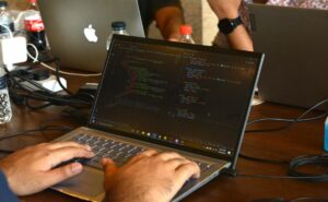 Estudiantes ganan hackatón y viajarán a Brasil